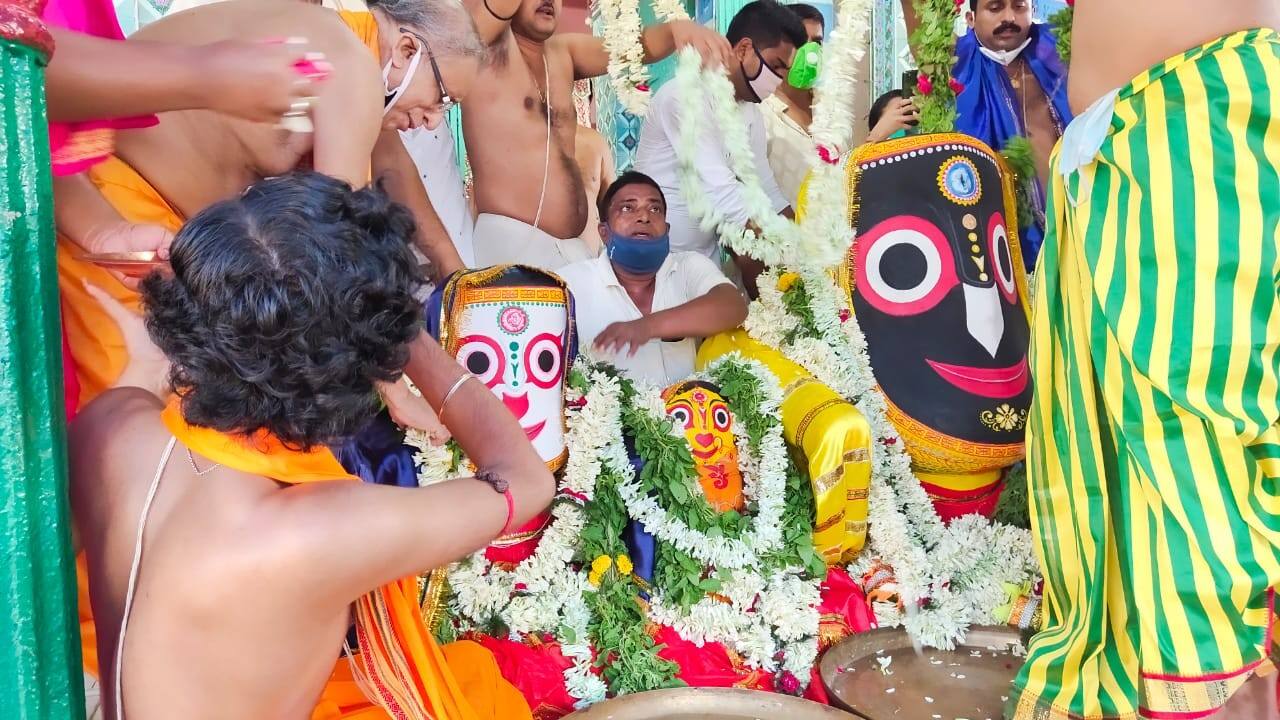 A priest perform pujas to Lord Jagannath during the Rath Yatra Celebrations in West Bengal. (Image: Abir Ghoshal) A priest perform pujas to Lord Jagannath during the Rath Yatra Celebrations in West Bengal. (Image: Abir Ghoshal)