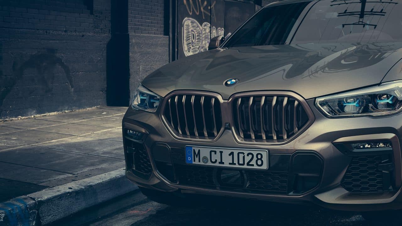 The X6 gets two trim options, xLine and M Sport. Both tims are visually different along with having a few changes in the mechanicals. The xLine gets aluminium trim for the grille, roof rails, etc, bumpers and alloys unique to the xLine and grey body cladding. (Image source: BMW)