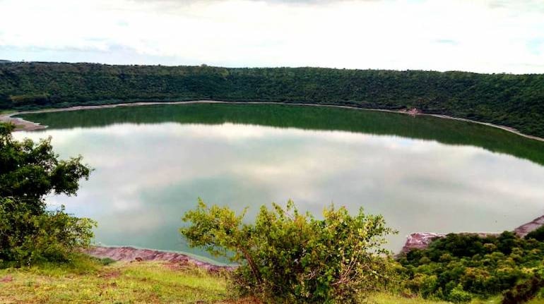 Lonar Lake in Maharashtra has turned red and no one knows why ...