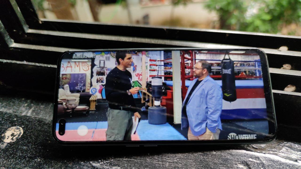 The phone sports a 6.6-inch LCD panel with a FHD+ (1080 x 2400 pixels) resolution, 399ppi, 20:9 aspect ratio, and a 90.5-percent screen-to-body ratio. Although the Realme X3 SuperZoom uses an LCD panel instead of an OLED, there isn't too much to complain about. As far as LCDs go, this is as good as it gets. The LCD panel didn't bother us too much on account of the 120Hz refresh rate. Playing games on the 120Hz display is fun, to say the least. While not many games support 120 fps, Realme has shared a few titles that can utilise the 120Hz screen; we've shared them in the next slide. The phone sports a 6.6-inch LCD panel with a FHD+ (1080 x 2400 pixels) resolution, 399ppi, 20:9 aspect ratio, and a 90.5-percent screen-to-body ratio. Although the Realme X3 SuperZoom uses an LCD panel instead of an OLED, there isn't too much to complain about. As far as LCDs go, this is as good as it gets. The LCD panel didn't bother us too much on account of the 120Hz refresh rate. Playing games on the 120Hz display is fun, to say the least. While not many games support 120 fps, Realme has shared a few titles that can utilise the 120Hz screen; we've shared them in the next slide.