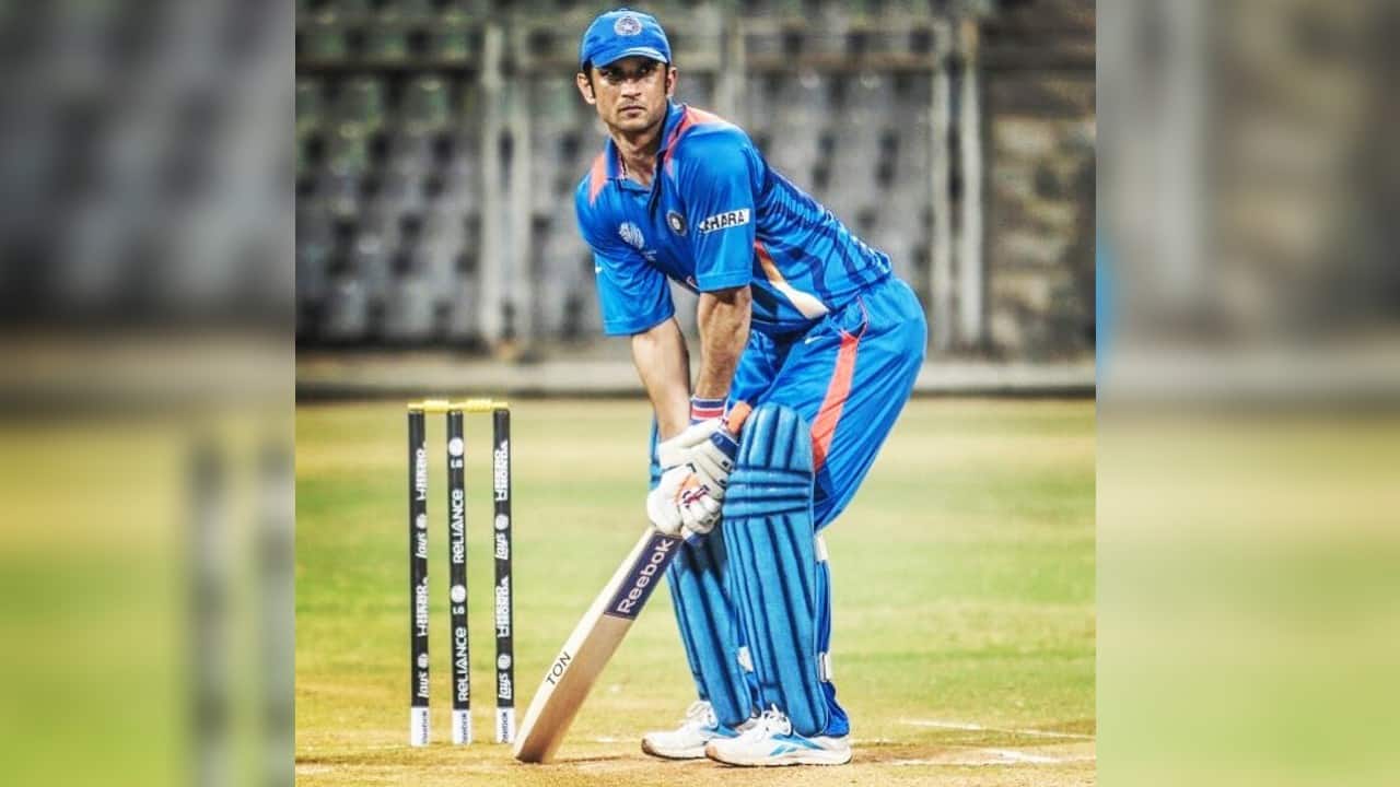 The reel Dhoni, Sushant, had a dream to play cricket match left-handed, bat and ball both. (Image: Twitter @itsSSR)