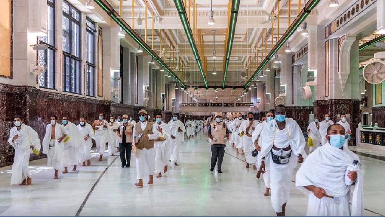 Muslim pilgrims walk at the Grand mosque, July 29. (Image: Saudi Press Agency via REUTERS)