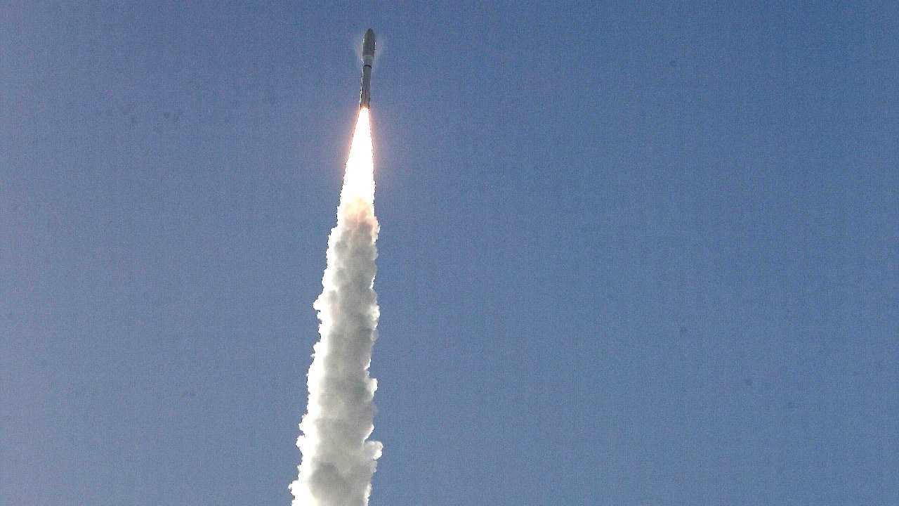 If all goes well, the rover is will descend to the Mars surface on February 18, 2021. A United Launch Alliance Atlas V rocket lifts off from pad 41 at the Cape Canaveral Air Force Station, July 30, in Cape Canaveral, Florida. (Image: AP)