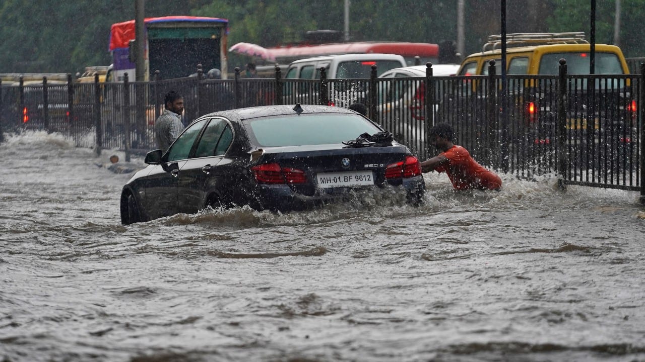 In pics | Monsoon alert: Heavy rain lashes Mumbai causing water-logging ...