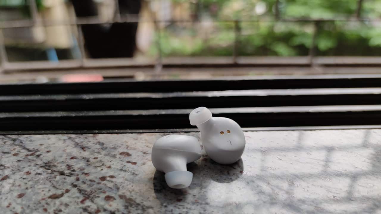 The iRocker earbuds feature Hi-Fi (High Fidelity) speakers and dynamic bass boost driver. They have a frequency range of 20Hz-20,000Hz, producing well-balanced sound for their respective price. The diaphragm is made of quality titanium and graphene for optimal sound reproduction. 