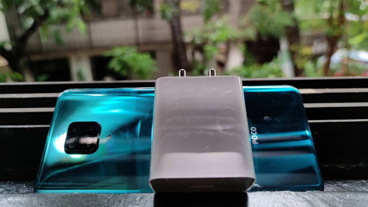 The Poco M2 Pro packs a massive 5,000 mAh battery, which can get you through an entire day, and more. For an average user, a 5,000 mAh battery will be more than sufficient for daily use. The Redmi Note 9 Pro also offers a massive battery but suffers due to its slower charging. However, the Poco M2 Pro comes with a 33W fast charging adapter, which can deliver a full charge in little over an hour. 