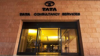 MC EXCLUSIVE TCS gives 60-70% variable pay to mid, senior employees in Q1 amid margin pressure August 27, 2026 / 11:10 IST Story continues below Advertisement Representative image Story continues below Advertisement Story continues below Advertisement first published: Aug 27, 2026 11:10 am Discover the latest Business News , Sensex , and Nifty updates. Obtain Personal Finance insights, tax queries, and expert opinions on Moneycontrol or download the Moneycontrol App to stay updated!