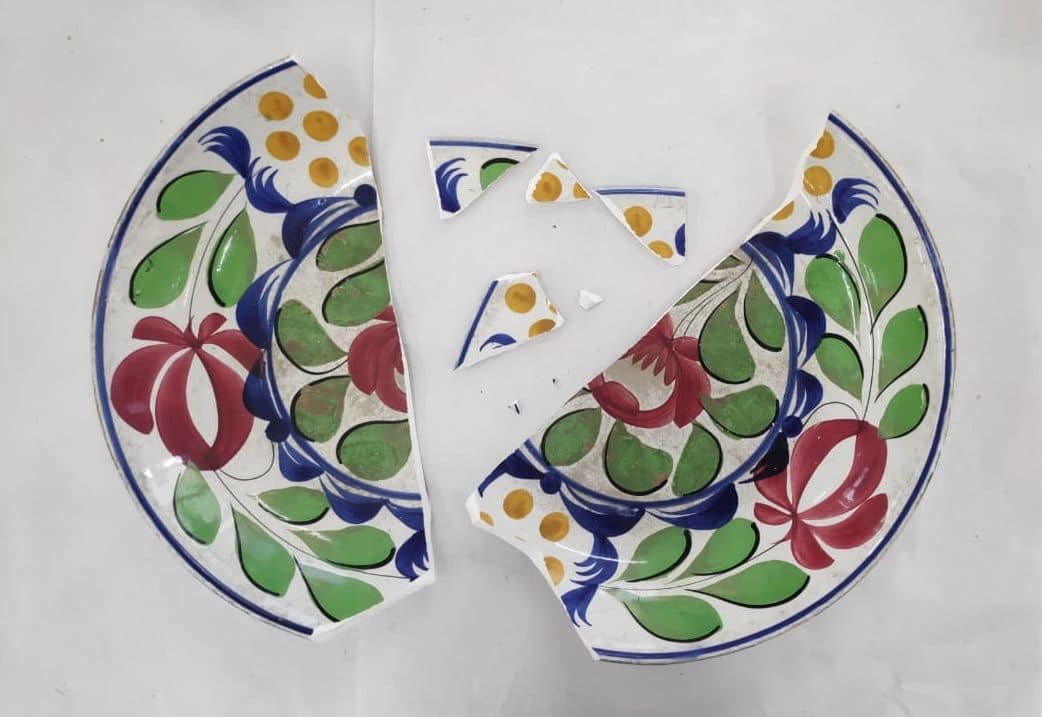 Floral decorated faience serving dish, mid-20-century (before restoration). Unknown maker, Medium: Tin-Glazed earthenware. Image courtesy: Museum of Art & Photography, Bengaluru.