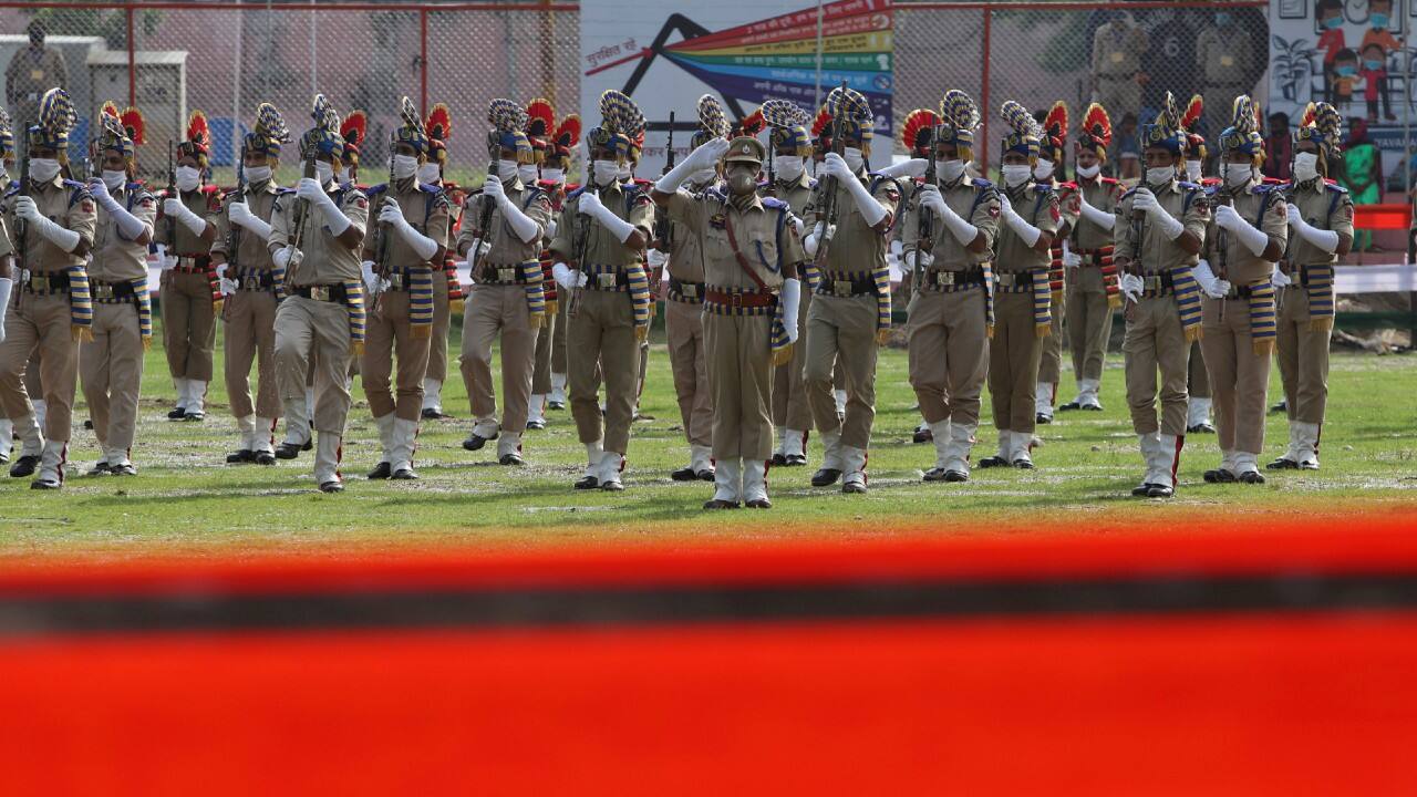 Indian policemen wearing face masks participate in the Independence Day parade in Jammu. (Image: AP)