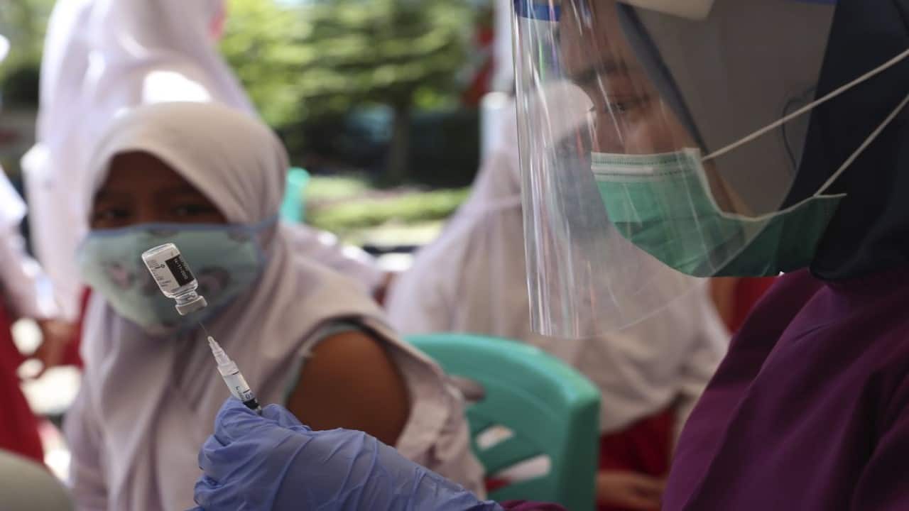 Health workers prepares to give an HPV vaccine shot to an elementary school student during a free vaccination service for school children in Jakarta,Indonesia, Tuesday, Aug. 25, 2020. (Image: AP Photo/Achmad Ibrahim)