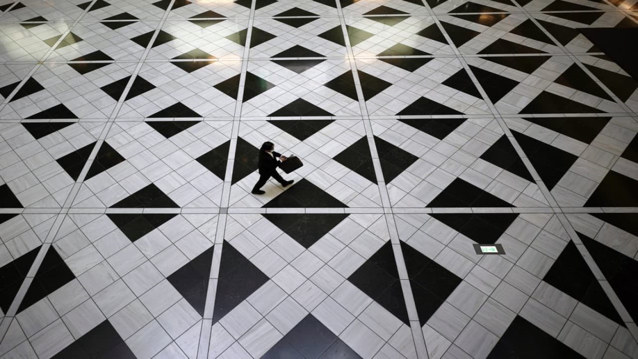 A man wearing a face mask to help curb the spread of the coronavirus walks at a building in Tokyo, Thursday, Aug. 27, 2020. (Image: AP Photo/Eugene Hoshiko)