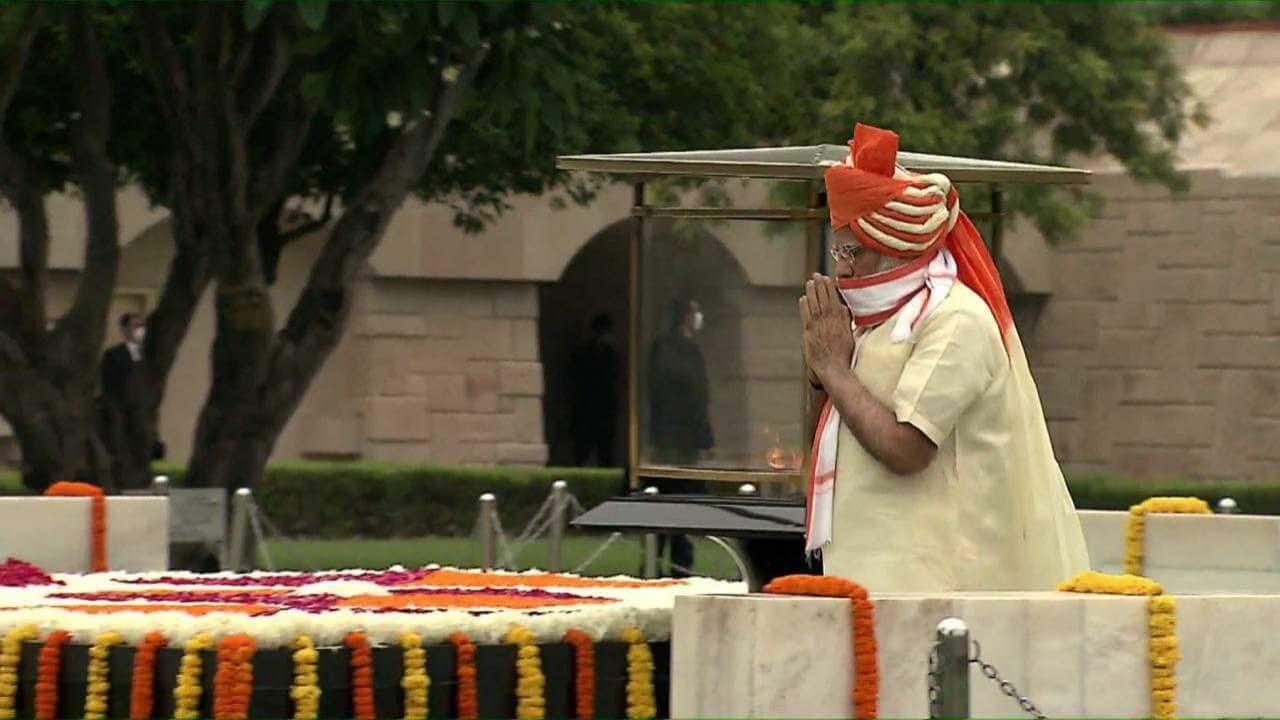 Prime Minister Narendra Modi is at New Delhi's Rajghat to pay homage to Mahatma Gandhi after which he will proceed to the Red Fort. (Image: News18)