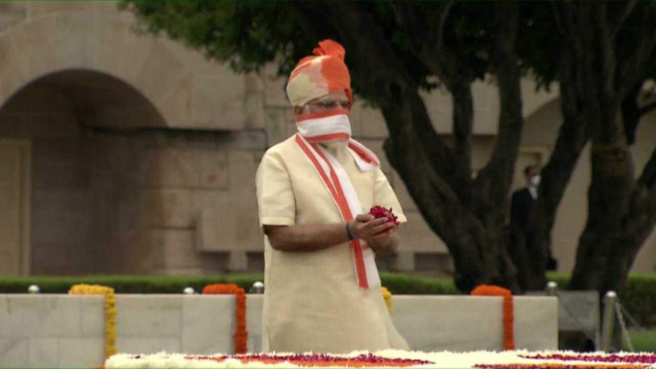 PM Narendra Modi at the New Delhi's Rajghat to pay homage to Mahatma Gandhi. (Image: News18)