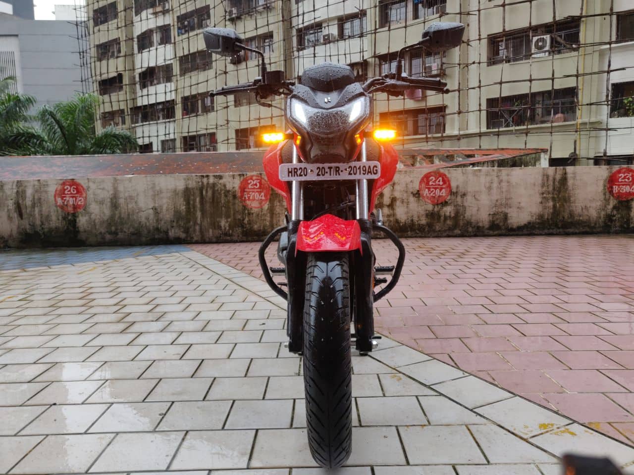 The output figures may not be best in class but with 138.5 kg at the kerb on the single disc variant, those numbers make a lot of difference.