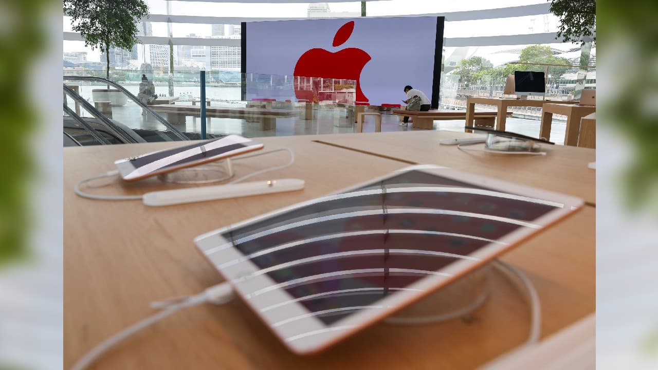 Apple's First Ever 'Floating' Store Opens Up in Singapore - News18