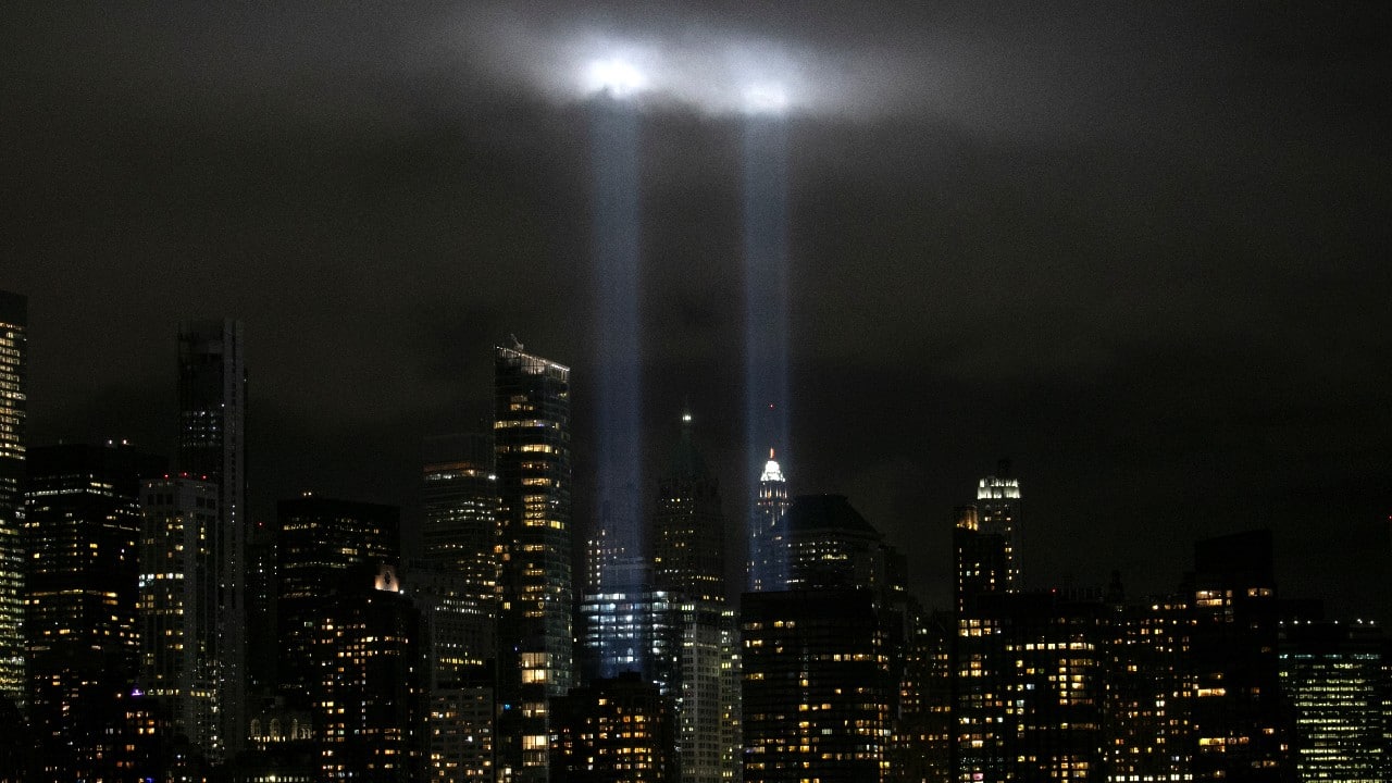 De 'Tribute In Light' schijnt boven de skyline van lower Manhattan aan de vooravond van de 19e verjaardag van de aanslagen van 11 september 2001 op het World Trade Center in New York City, gezien vanuit Jersey City, New Jersey, V.S., 10 september 2020. De aanslagen van 11 september 2001 waren een reeks van vier gecoördineerde terreuraanslagen door de islamitische terreurgroep Al-Qaeda tegen de Verenigde Staten. (Afbeelding: Reuters)