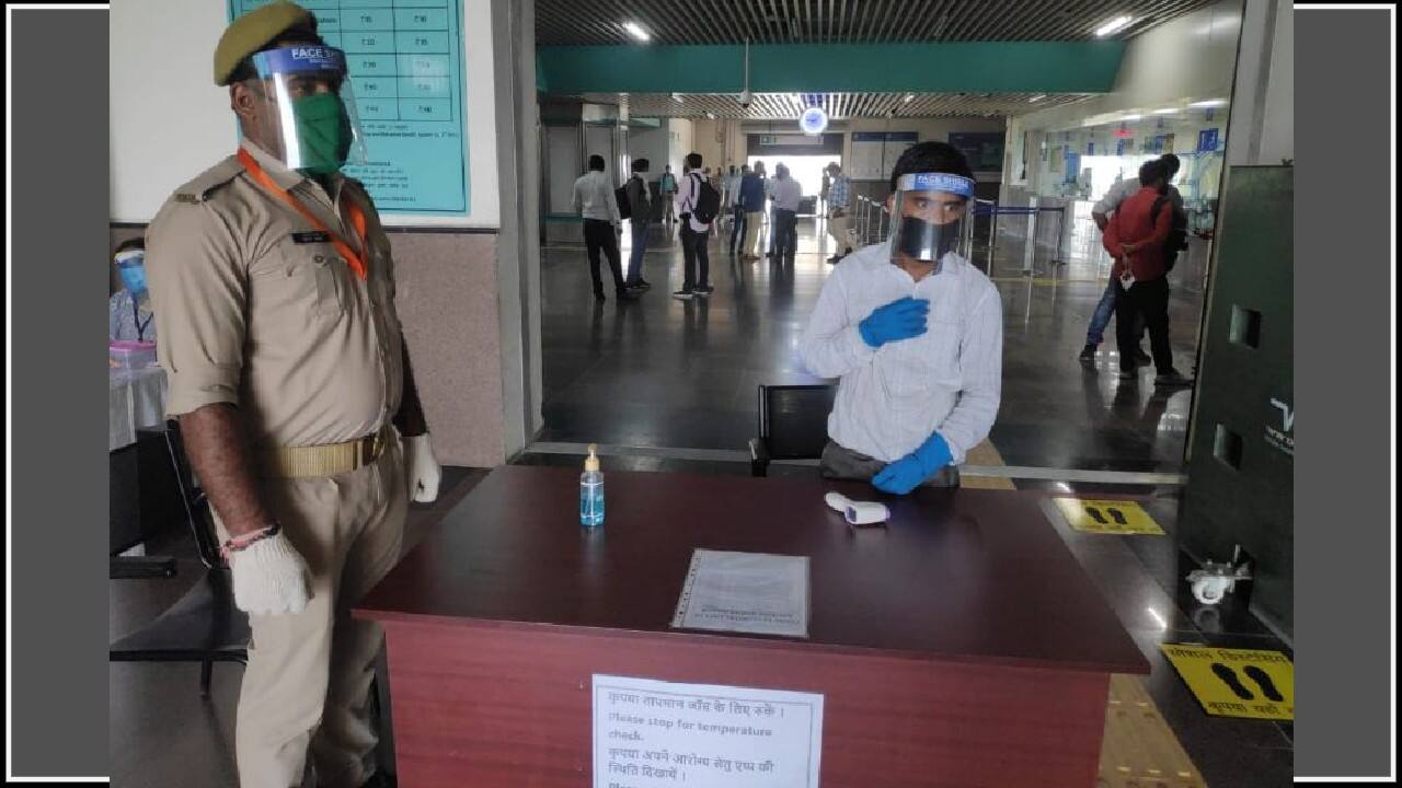 Metro authorities and commuters are seen following the precautionary measure to combat the coronavirus spread. Metro resumed with elaborate measure for crowd management and ensuring hygiene to check the spread of virus for a safe commute.(Image: News18) Metro authorities and commuters are seen following the precautionary measure to combat the coronavirus spread. Metro resumed with elaborate measure for crowd management and ensuring hygiene to check the spread of virus for a safe commute.(Image: News18)