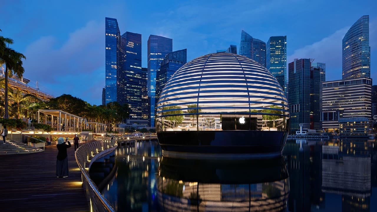 Apple Marina Bay Sands offers uninterrupted 360-degree panoramic views of the city and its spectacular skyline. The sphere is a first-of-its-kind, all-glass dome structure that is fully self-supported, comprised of 114 pieces of glass with only 10 narrow vertical mullions for structural connection. (Image: apple.com) 