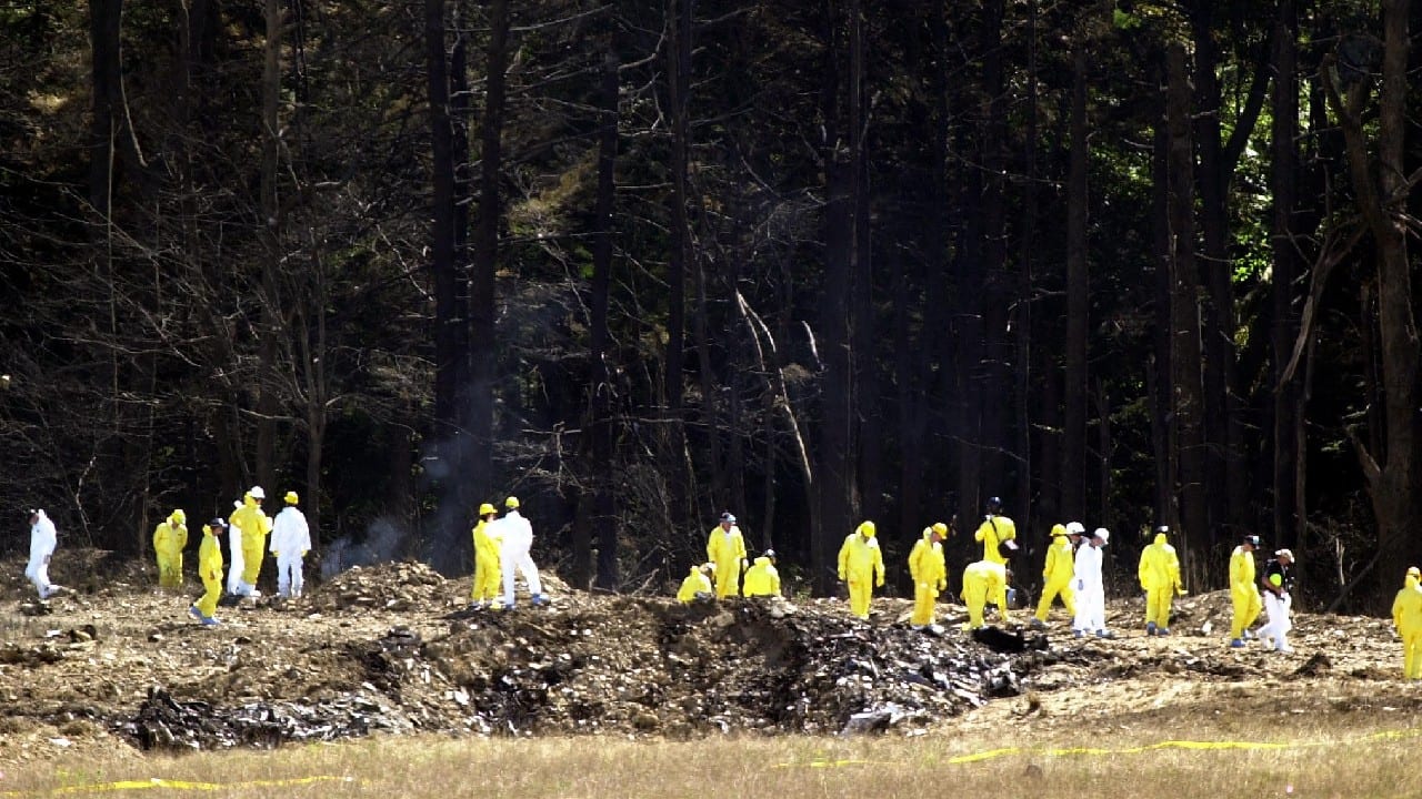 Det fjärde planet, United Airlines Flight 93: ett Boeing 757-flygplan, avgick från Newark International Airport kl. 8.42 på väg till San Francisco. När passagerarna försökte övermanna kaparna kraschade planet på ett fält i Stonycreek Township nära Shanksville, Pennsylvania, kl. 10.03. Utredare går in i spillrorna på platsen där ett kommersiellt flygplan kraschade nära Shanksville, den 11 september 2001. (Bild: Reuters)