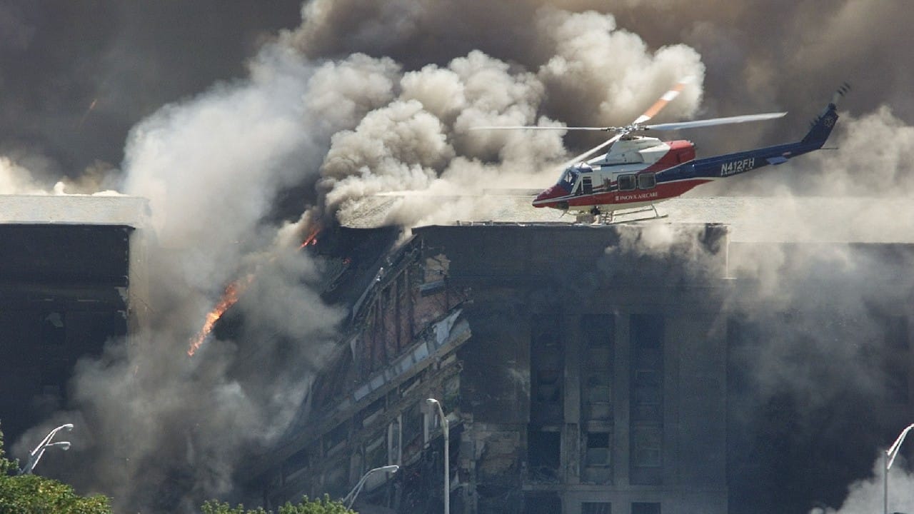 Al treilea, American Airlines Flight 77: o aeronavă Boeing 757, a plecat de pe Aeroportul Internațional Washington Dulles la ora 8:20 a.m. în drum spre Los Angeles. Deturnătorii au intrat cu avionul în fațada vestică a Pentagonului din comitatul Arlington, Virginia, la ora 9:37 a.m. (Imagine: Reuters)