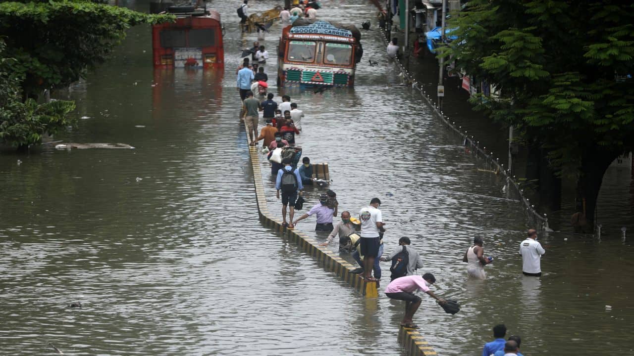 Heavy rains lashed the Mumbai late on September 23. Mumbaikars in many parts of the city had to wade through a waterlogged road after continuous downpour. (Image: Reuters)
