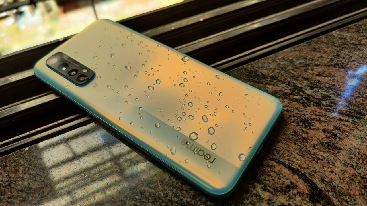 The Realme 7 also features a splash-proof coating that protects the phone from light splashes of water. The power button on the Realme 7 also doubles as a fingerprint reader, which is quite fast and accurate for the most part. 
