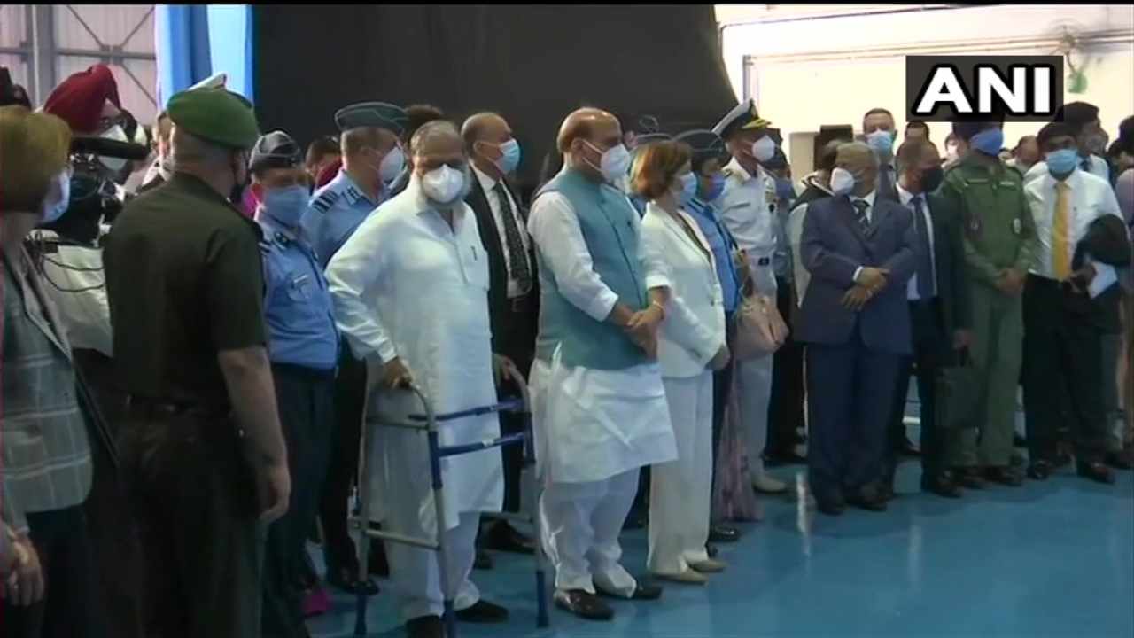 A galaxy of dignitaries including Defence Minister Rajnath Singh, his French counterpart Florence Parly, Chief of Defence Staff Gen Bipin Rawat, Air Chief Marshal RKS Bhadauria and Defence Secretary Ajay Kumar attended the ceremony. (Image: ANI)