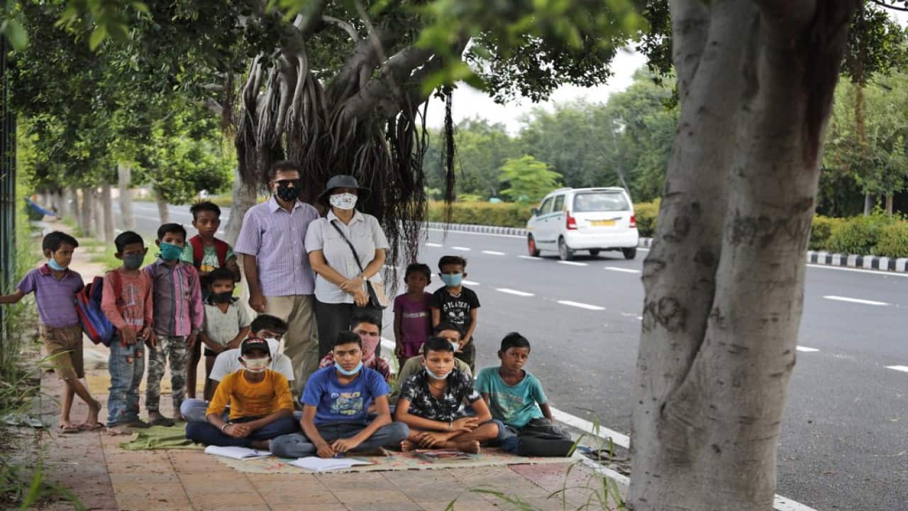 Coronavirus lockdown | Indian couple run street-side classes for poor students Coronavirus lockdown | Indian couple run street-side classes for poor students