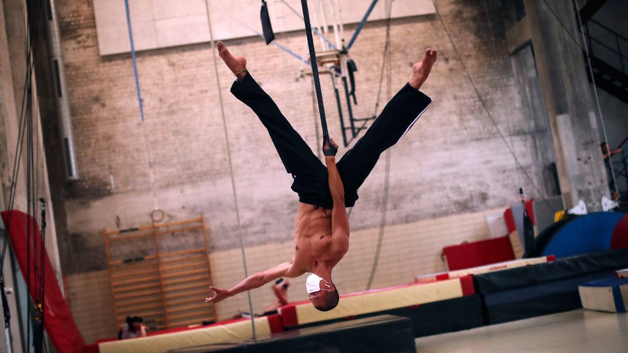 Chinese student Ting Kuan Zhao, wearing a face mask to fight against the spread of the coronavirus, works out his performance during a class at the Superior School of Circus (ESAC) in Brussels, September 23. (Image: AP)