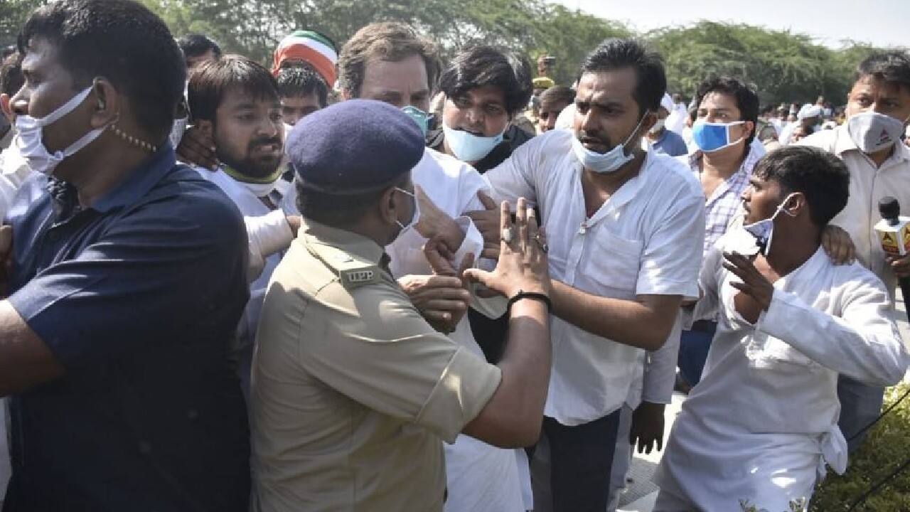 Accompanied by Congress supporters, the Gandhis had started a foot-march to Hathras -- more than 140 kilometres away -- after their vehicles were stopped at the Delhi-UP border. Congress supporters and the police clashed in the ensuing chaos on the Yamuna Expressway. (Image: News18)