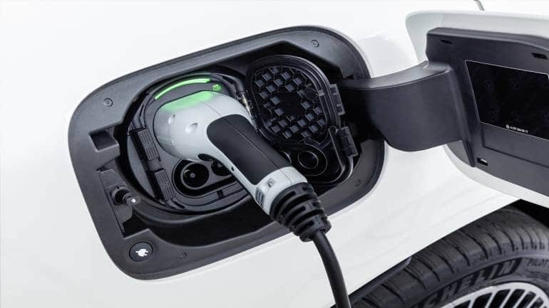 Mercedes to build its own electric vehicle charging network