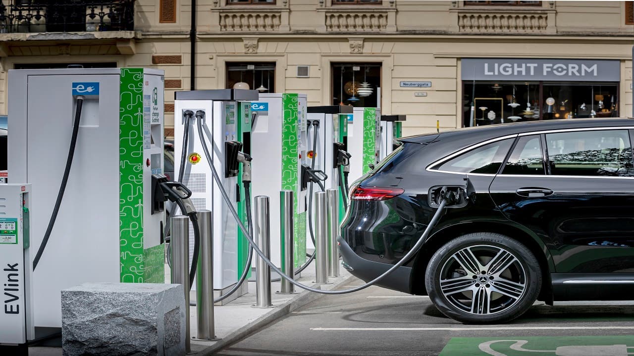 Mercedes-Benz is aiming for a 50 percent electrified portfolio (pure electric + Plug-in hybrid) by 2030. By 2039 the company aims to be fully CO2 neutral with a complete new car fleet (Image: Mercedes Benz) Mercedes-Benz is aiming for a 50 percent electrified portfolio (pure electric + Plug-in hybrid) by 2030. By 2039 the company aims to be fully CO2 neutral with a complete new car fleet (Image: Mercedes Benz)
