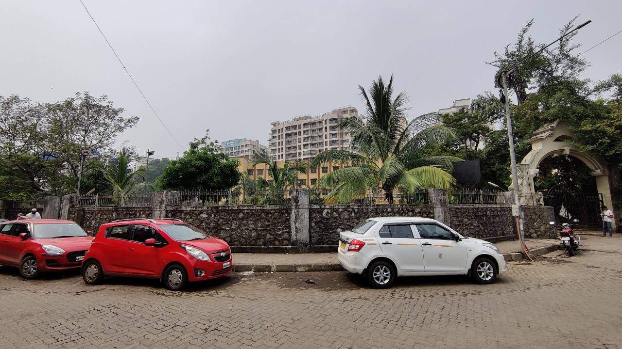 Results on the ultrawide are serviceable, but again you can see the difference in consistency between the two cameras. 