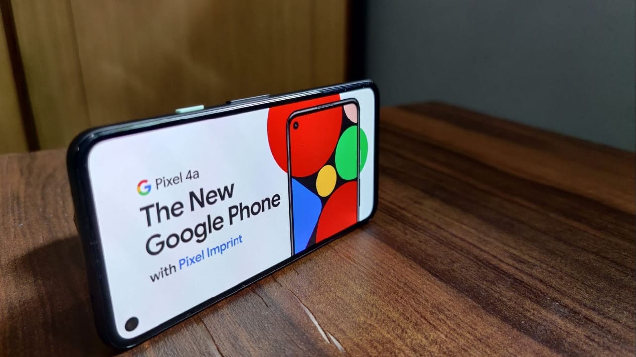 Now, let’s move on to the display. Google has opted for a 5.81-inch OLED panel with a Full HD+ resolution. The screen doesn’t have a high refresh rate like the OnePlus Nord or Realme X3 Super Zoom, but the OLED panel supports HDR. The display also features a 443ppi pixel density and a 19.5:8 aspect ratio. We’ve not used this phone for long, but apart from the high refresh rate, Google has got this spot on. The OLED panel is clear and responsive with vivid colours. The screen also gets quite bright, and there’s no off-axis colour shift. If you can look past the refresh rate, and we could, then this is a really good OLED panel. Now, let’s move on to the display. Google has opted for a 5.81-inch OLED panel with a Full HD+ resolution. The screen doesn’t have a high refresh rate like the OnePlus Nord or Realme X3 Super Zoom, but the OLED panel supports HDR. The display also features a 443ppi pixel density and a 19.5:8 aspect ratio. We’ve not used this phone for long, but apart from the high refresh rate, Google has got this spot on. The OLED panel is clear and responsive with vivid colours. The screen also gets quite bright, and there’s no off-axis colour shift. If you can look past the refresh rate, and we could, then this is a really good OLED panel.