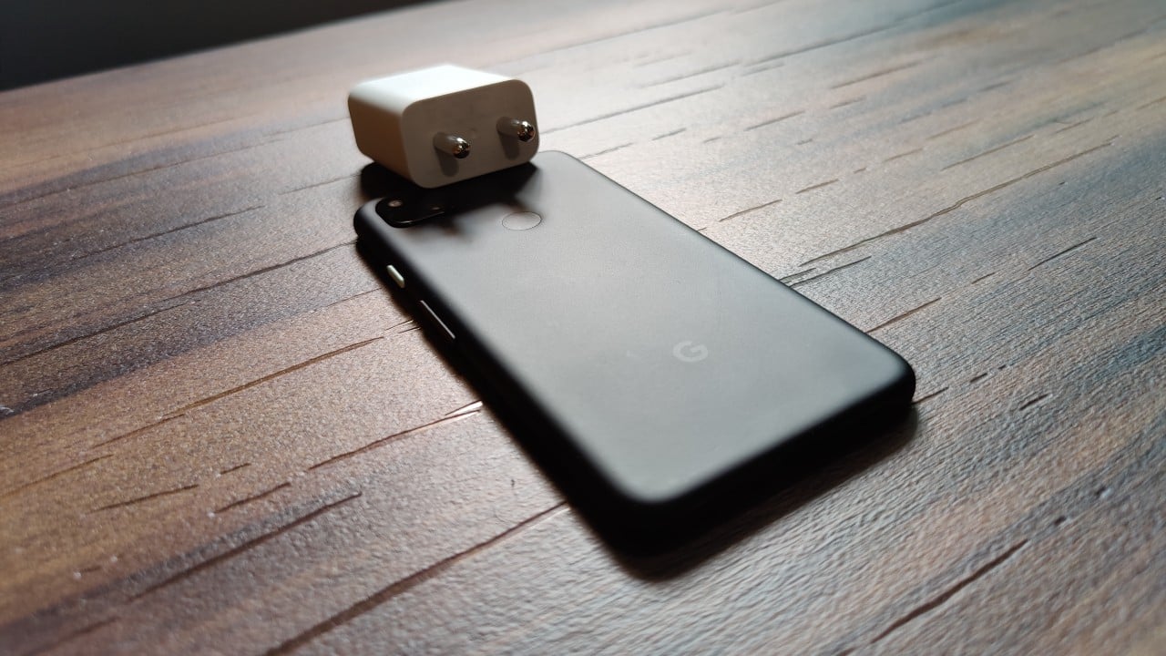 Because of its size, the Pixel 4a packs a relatively small battery, with a meagre 3,140 mAh capacity. Google also bundles an 18W charger in the box. While 3,140 mAh may not seem like a lot, Google does a pretty solid job of battery management. You should get just about enough battery to get you through a day of moderate use. It is worth noting that gaming takes a major hit on the battery and you might want to have a charger at hand if you do plan on a two-hour gaming session. Because of its size, the Pixel 4a packs a relatively small battery, with a meagre 3,140 mAh capacity. Google also bundles an 18W charger in the box. While 3,140 mAh may not seem like a lot, Google does a pretty solid job of battery management. You should get just about enough battery to get you through a day of moderate use. It is worth noting that gaming takes a major hit on the battery and you might want to have a charger at hand if you do plan on a two-hour gaming session.