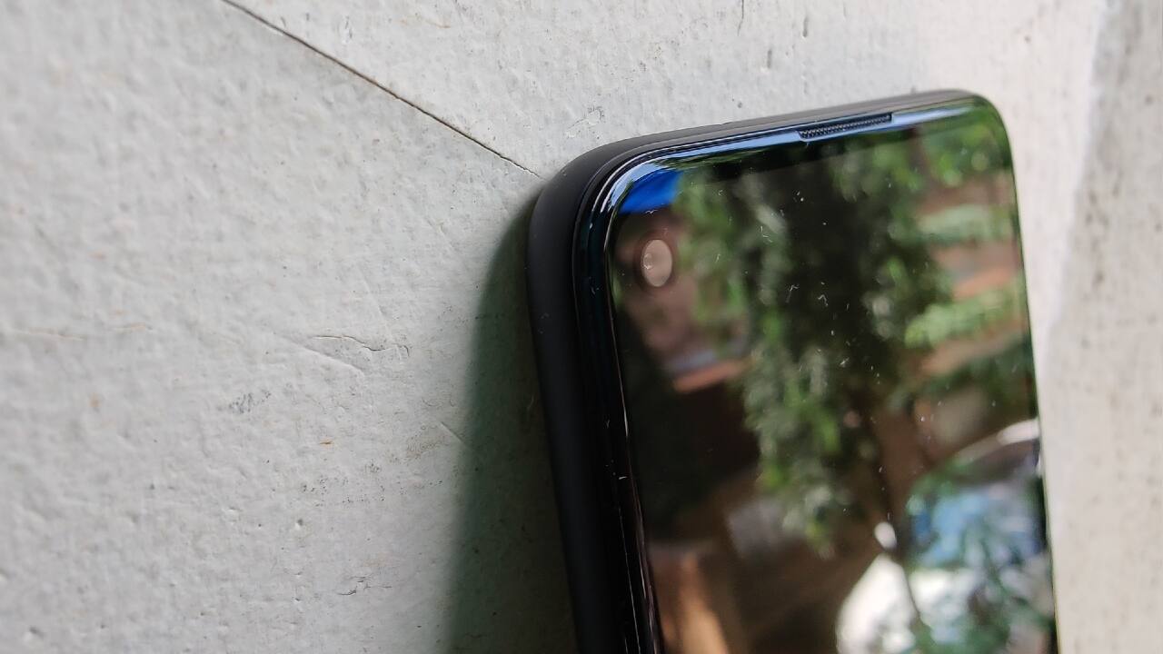 While the current trend in the smartphone industry leans towards bigger phones, the Pixel 4a doesn’t break tradition, sticking to the small form factor. If you are a fan of big smartphones, then the Pixel 4a is not for you. Google has also trimmed the bezels on the screen to the point of being almost unnoticeable. The notch with the Soli radar chip on the Pixel 4a has been replaced with a hole-punch cutout for the front camera. While the current trend in the smartphone industry leans towards bigger phones, the Pixel 4a doesn’t break tradition, sticking to the small form factor. If you are a fan of big smartphones, then the Pixel 4a is not for you. Google has also trimmed the bezels on the screen to the point of being almost unnoticeable. The notch with the Soli radar chip on the Pixel 4a has been replaced with a hole-punch cutout for the front camera.