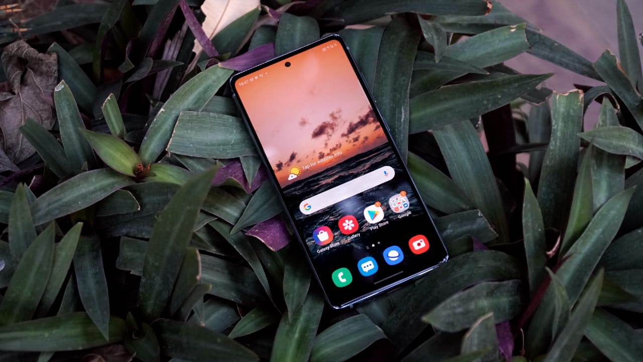 Samsung Galaxy S Fe Review Priced At Rs 49 999 Is It Better Than Oneplus 8t And Mi 10t Pro