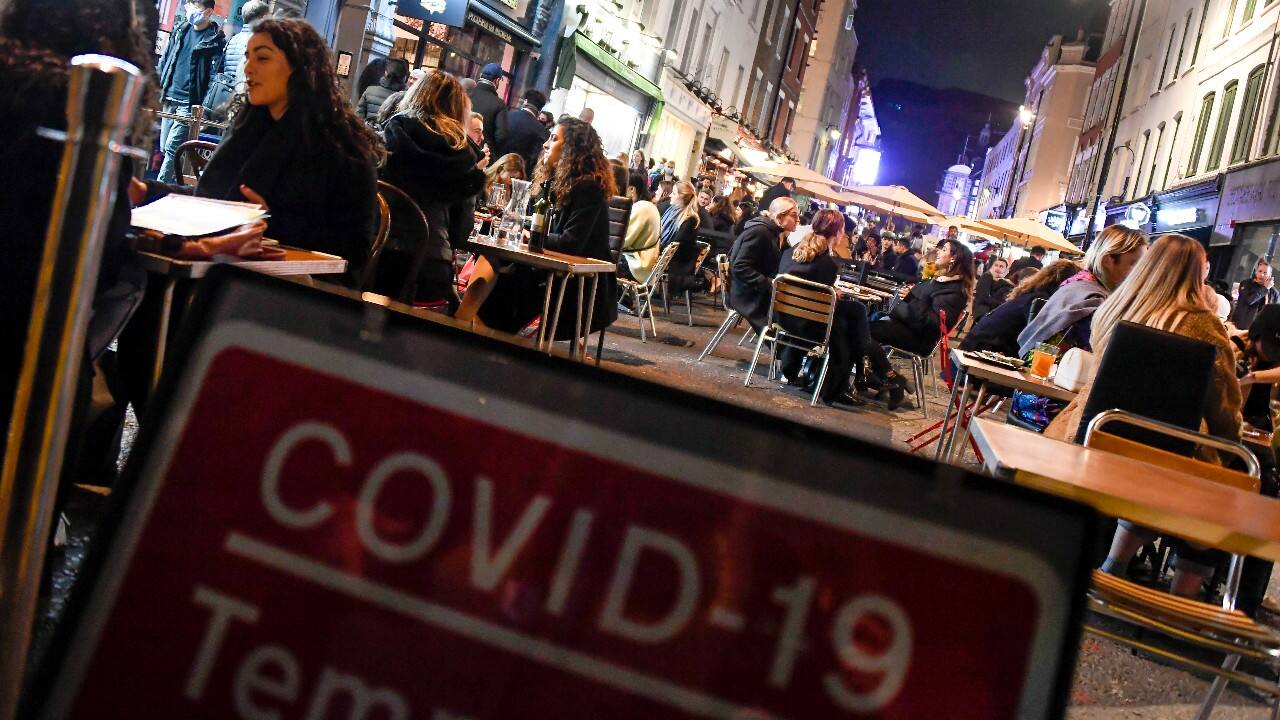 People eat and drink outside pubs and restaurants in Soho in London, November 4. (Image: AP)