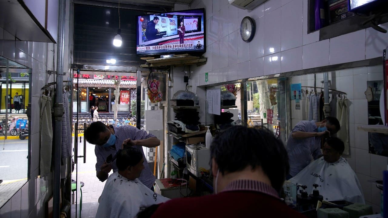 A TV screen shows a news of the U.S. presidential election in a barbershop, following the coronavirus disease outbreak in Shanghai, China November 4. (Image: Reuters)