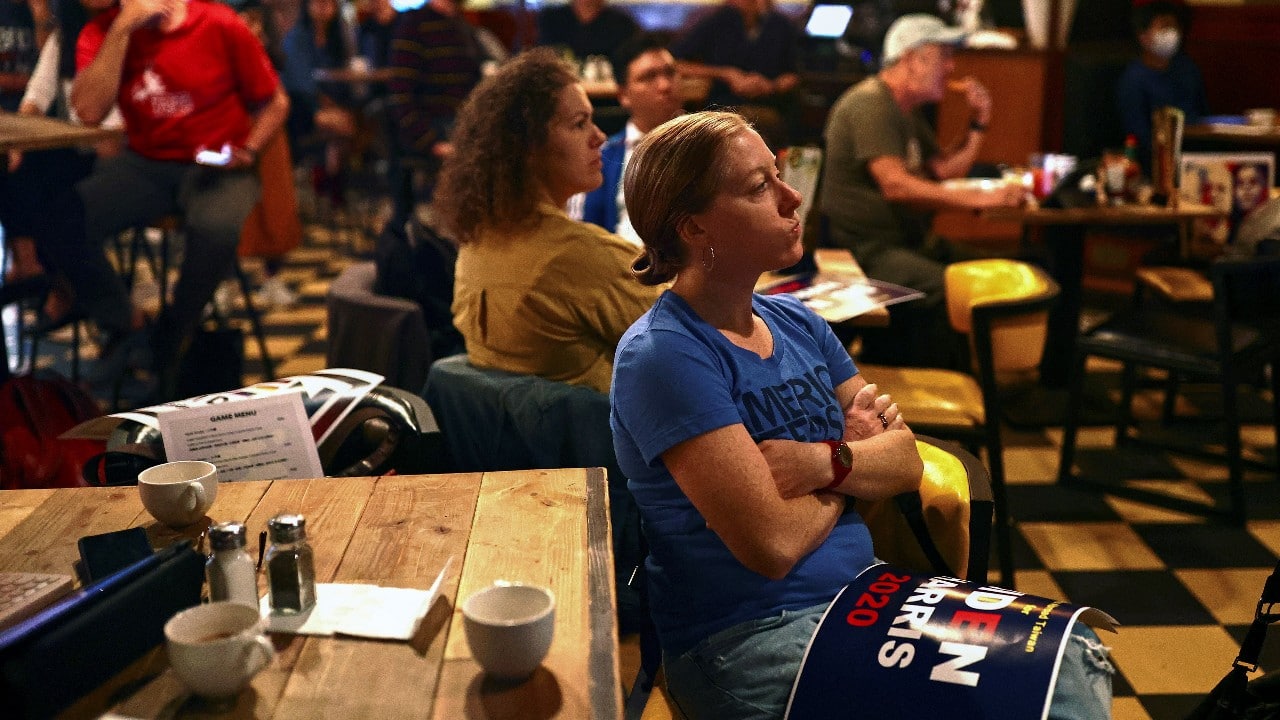 People watch live results of the U.S. election at a bar in Taipei, Taiwan, November 4. (Image: Reuters)