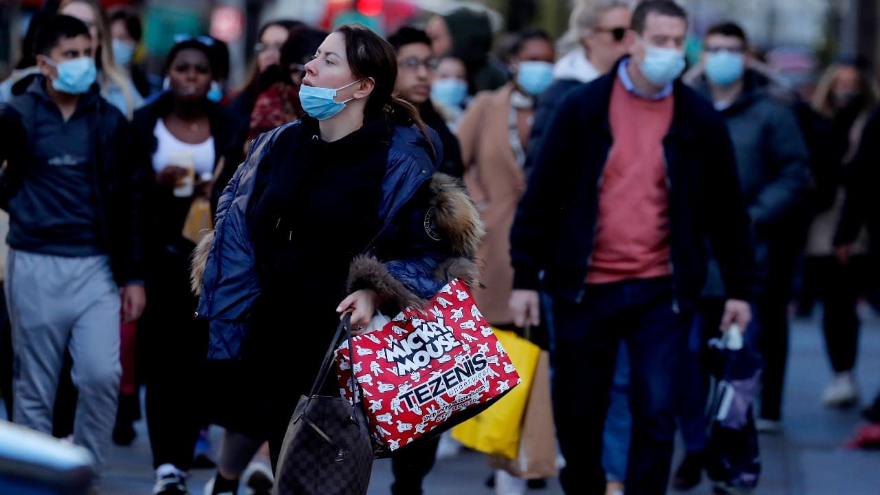 It's a big blow to businesses that sweeps away any hopes that the British economy might have recovered by the end of this year a large proportion of the near 25 percent drop endured in the spring. Shoppers walk along a very busy Regent Street in London, November 4. (Image: AP)