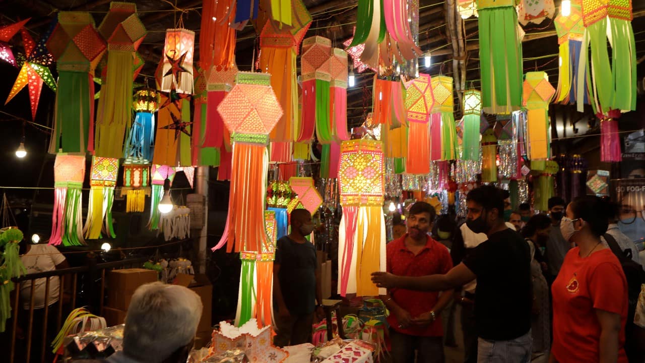 People throng markets ahead of Diwali festival, flouting social distancing  norms