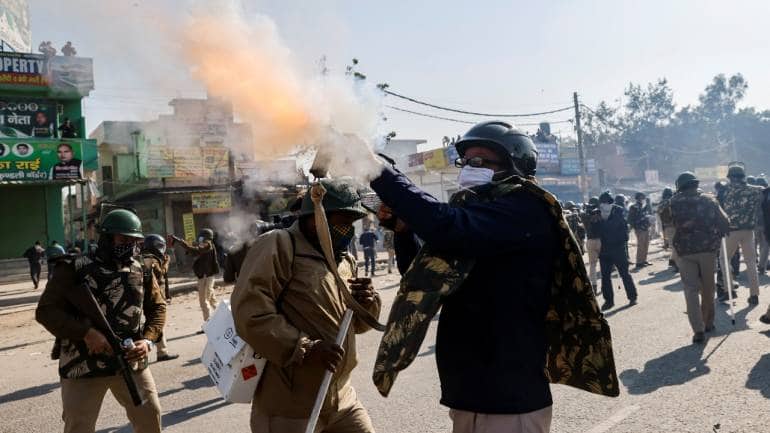 Chalo Dilli | Farmers clash with police on their way to Delhi, brave water cannons, tear gas shells