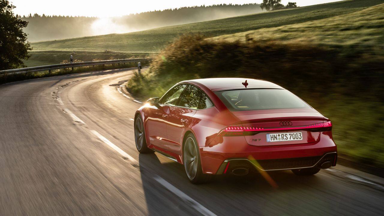 this car does 0-100 in 3.6 seconds. The RS7 brings back the gentle blow to the gut, that feels increasingly muted as time and G-forces roll by. Aside from that V8, there’s a 48V mild-hybrid system at work and cylinder deactivation tech that comes as standard, switching to a V4 under light loads.