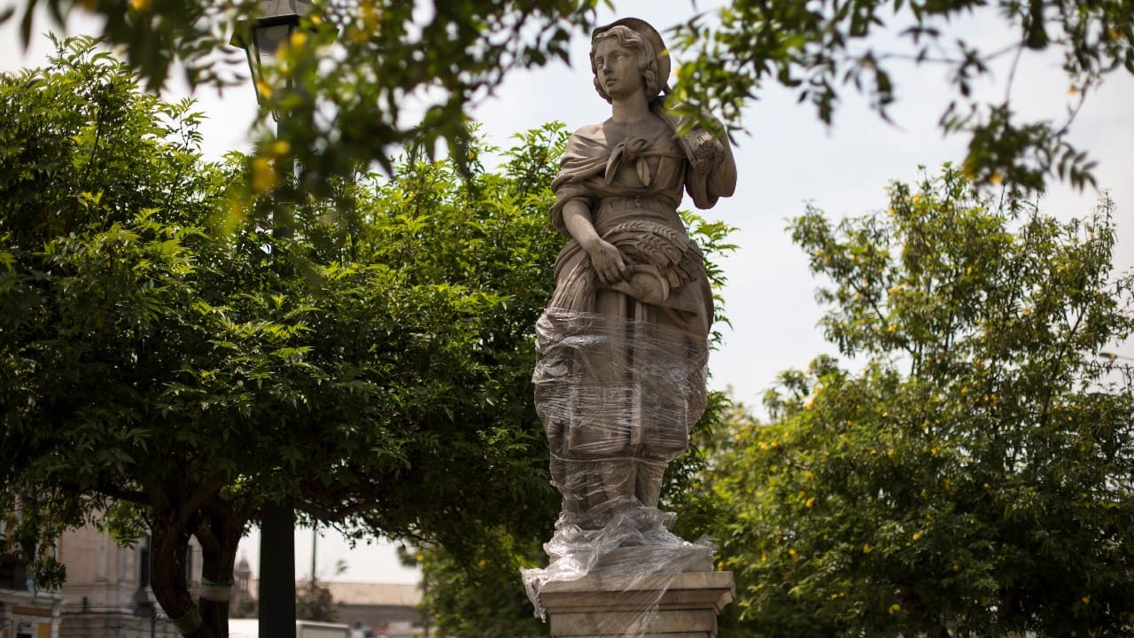 The bottom half of a sculpture of woman that represents autumn is wrapped in plastic, in Lima, Peru, December 1. Monuments were practically spared, in part because they were protected with plastic or fabrics, but also because they were not the aim of protesters as they filled the streets, decrying a parliamentary coup in early November when Congress voted to oust ex-President Martín Vizcarra. (Image: AP)