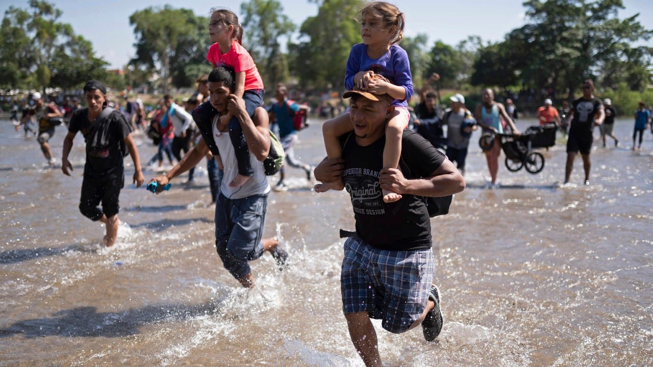 Central American migrants carry children across the Suchiate River from Guatemala to Mexico, near Ciudad Hidalgo, Mexico, January 20, 2020, in hopes of convincing Mexican authorities to allow them passage through the country so they could reach the United States. (Image: AP)