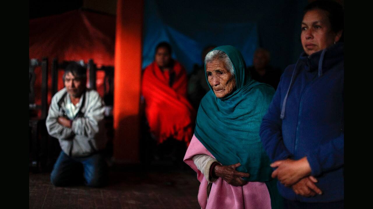 Mourners pray on their knees around the coffin of environmental activist Homero Gomez Gonzalez during his wake in Ocampo, Michoacan state, Mexico, January 30. Relatives of the anti-logging activist who fought to protect the winter habitat of monarch butterflies don't know whether he was murdered or died accidentally, but they say they do know one thing for sure: something bad is happening to rights and environmental activists in Mexico, and people are afraid. (Image: AP)