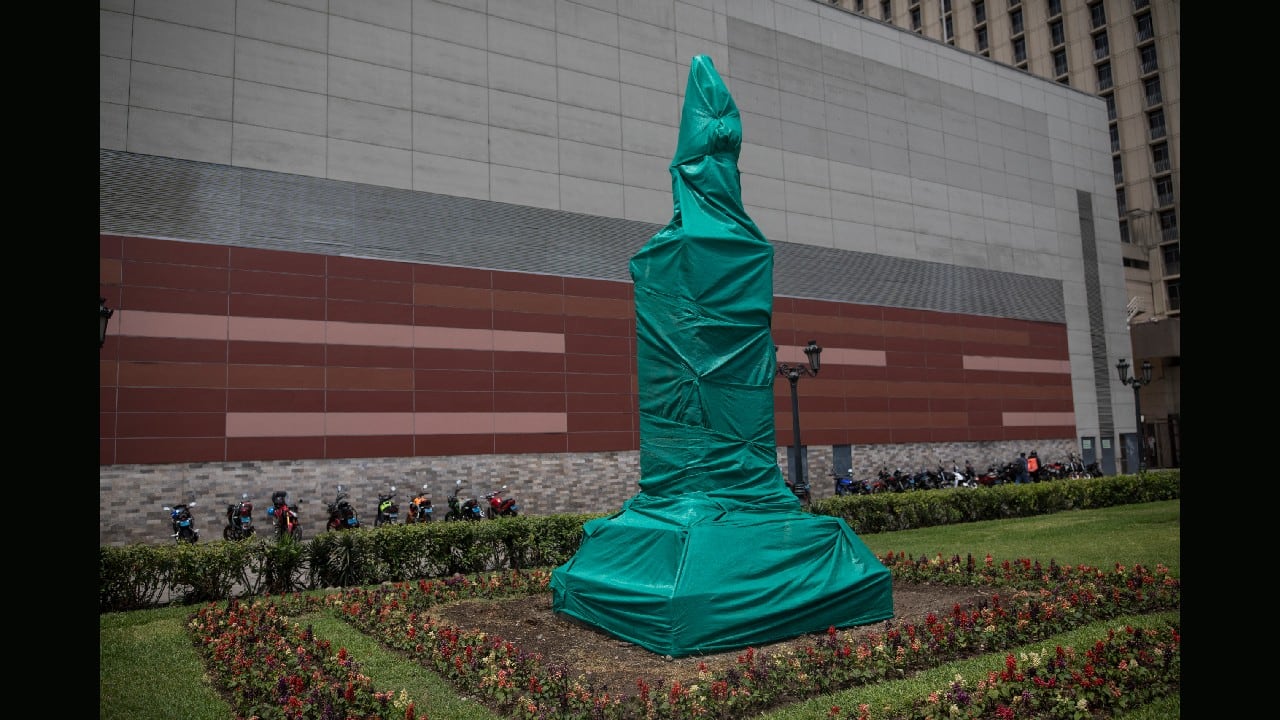 The monument of Inca Garcilaso de la Vega, a mestizo chronicler of the 16th century, is wrapped in a green fabric, in Lima, Peru, December 1. (Image: AP)
