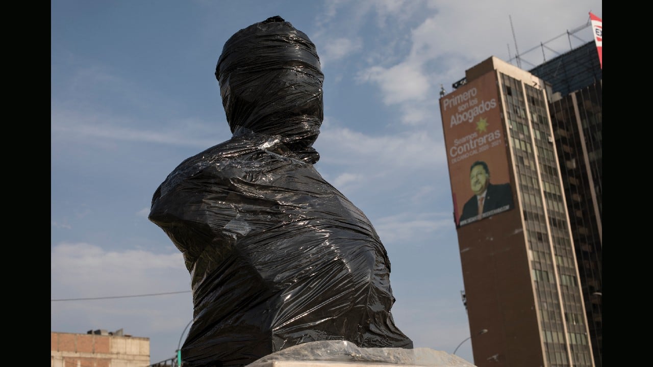 A bust of Fermin Diez Canseco, a military hero who fought in the War of the Pacific War, is seen wrapped in black plastic, on the Paseo de los Heroes Boulevard in Lima, Peru, November 21. The municipality of Lima for the first time in 485 years took precautions to protect historical monuments and statues, while Peru was mired in a whirlwind of demonstrations and a political crisis that resulted with three presidents in nine days. (Image: AP)