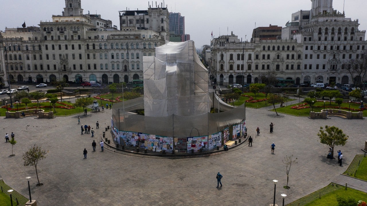 A monument to Argentine hero José de San Martín, who proclaimed the independence of Peru from the Spanish viceroyalty in 1821, is protected with cloth in the main square of Lima, Peru, December 1, where for decades the largest political demonstrations have been concentrated. The wooden plates that cover the pedestal of the statue have become blackboards where some protesters have written anti-government messages. (Image: AP)